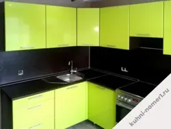 Qora stol usti fotosurati bilan yashil oshxona