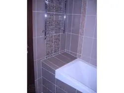 Ванна бөлмесі мен қабырға фотосы арасындағы сөрелер