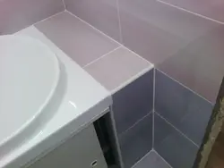 Vanna otağı və divar fotoşəkili arasında rəflər