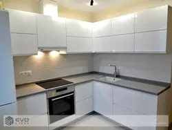 Кухні з інтэграванымі ручкамі эмаль фота