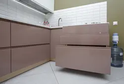 Кухні з інтэграванымі ручкамі эмаль фота