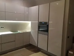 Inteqrasiya edilmiş emaye tutacaqları olan mətbəxlər fotoşəkil
