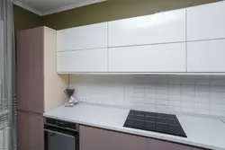 Біріктірілген эмаль тұтқалары бар ас үй фотосуреті