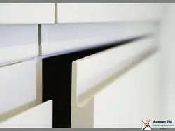 Inteqrasiya edilmiş emaye tutacaqları olan mətbəxlər fotoşəkil