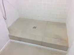 Подыум у ваннай для душа фота