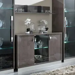 Қонақ бөлмедегі суреті бар жәшіктердің кеудесі