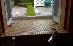 Подоконник из плитки на кухне фото