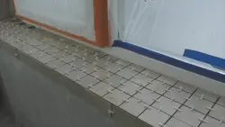 Mətbəx Fotoşəkilində Plitələrdən Hazırlanmış Pəncərə Sillası
