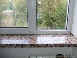 Подоконник из плитки на кухне фото