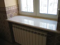 Oshxonadagi fotosuratda plitkalardan yasalgan deraza tokchasi