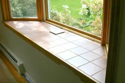 Mətbəx Fotoşəkilində Plitələrdən Hazırlanmış Pəncərə Sillası