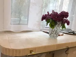 Ас үй фотосуретіндегі плиткалардан жасалған терезе төсеніші