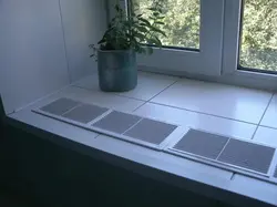 Падваконнік з пліткі на кухні фота