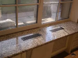 Mətbəx fotoşəkilində plitələrdən hazırlanmış pəncərə sillası