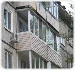 Panel ev fotoşəkilində lodjianın şüşəsi