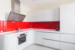 Qırmızı tezgahlar fotoşəkili olan ağ mətbəxlər