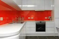 Qizil stol usti bilan oq oshxonalar fotosurati