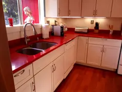 Кухни белые с красной столешницей фото
