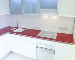 Qırmızı tezgahlar fotoşəkili olan ağ mətbəxlər