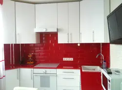 Қызыл үстелшелері бар ақ тағамдар фотосуреті