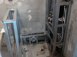 Alçıpan arakəsmə fotoşəkili olan vanna otağı