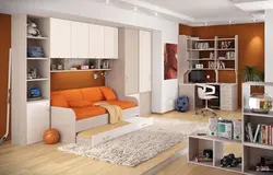 Yashash xonasi fotosuratidagi divan atrofidagi shkaf
