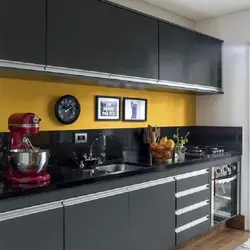 Qora apron fotosurati bilan kulrang oshxona