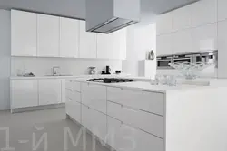 Ақ жылтыр ас үй фотосуретіндегі тұтқалар