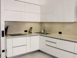 Ручки на белой глянцевой кухни фото