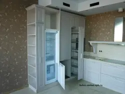 Oshxona fotosuratidagi stol ustidagi qalam qutisi