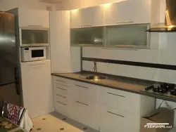 Oshxona fotosuratidagi stol ustidagi qalam qutisi