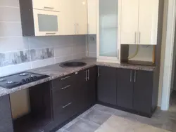 Парвандаи қалам дар countertop дар акс ошхона