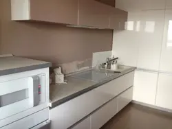 Ас үй фотосуретіндегі үстелдің үстіндегі қарындаш қорабы