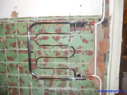 Heated towel rail in the bathroom photo in Khrushchev