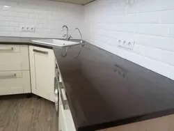 Önlük fotoşəkili üzərində süpürgəsiz mətbəxlər