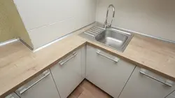 Кухні без плінтуса на фартуху