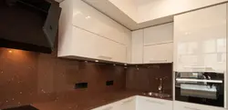 Дастаки сиёҳ дар як акс ошхона beige