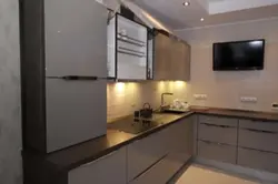 Черные ручки на бежевой кухне фото