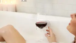 Ванна з пенай і віном фота