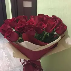 Mətbəx Masasının Üstündəki Qızılgül Fotoşəkili