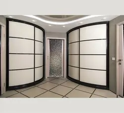 Qonaq otağı fotoşəkilində radius künc şkafı