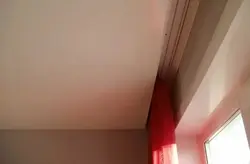 Oshxonadagi fotosuratda pardalar uchun joy