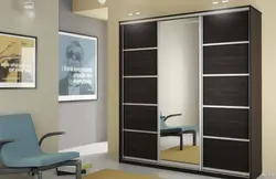 Koridorda wenge qarderoblarının fotoşəkili