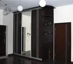 Koridorda wenge qarderoblarının fotoşəkili
