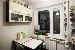 Mətbəx fotoşəkilində pəncərənin yanında qələm qutusu