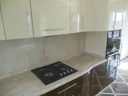 Ас үйге арналған алжапқыш үстелдің фотосуреті ретінде