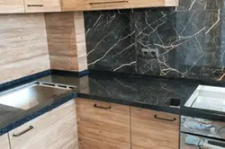 Ас үйге арналған алжапқыш үстелдің фотосуреті ретінде