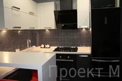 Кухня белая с черным фартуком фото