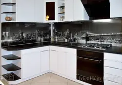 Қара алжапқышы бар ақ ас үй