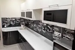 Qora apron fotosurati bilan oq oshxona
